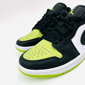 Air Jordan 1 Nike Low SE ‘Vivid Green/Black/White’ Woman’s Size 5